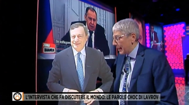 Mario Giordano e il cartonato di Mario Draghi