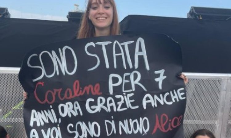 Il cartellone di Alice per i Måneskin