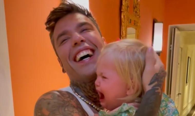 Fedez con la piccola Vittoria 