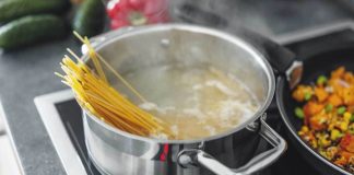 Acqua bollente della pasta