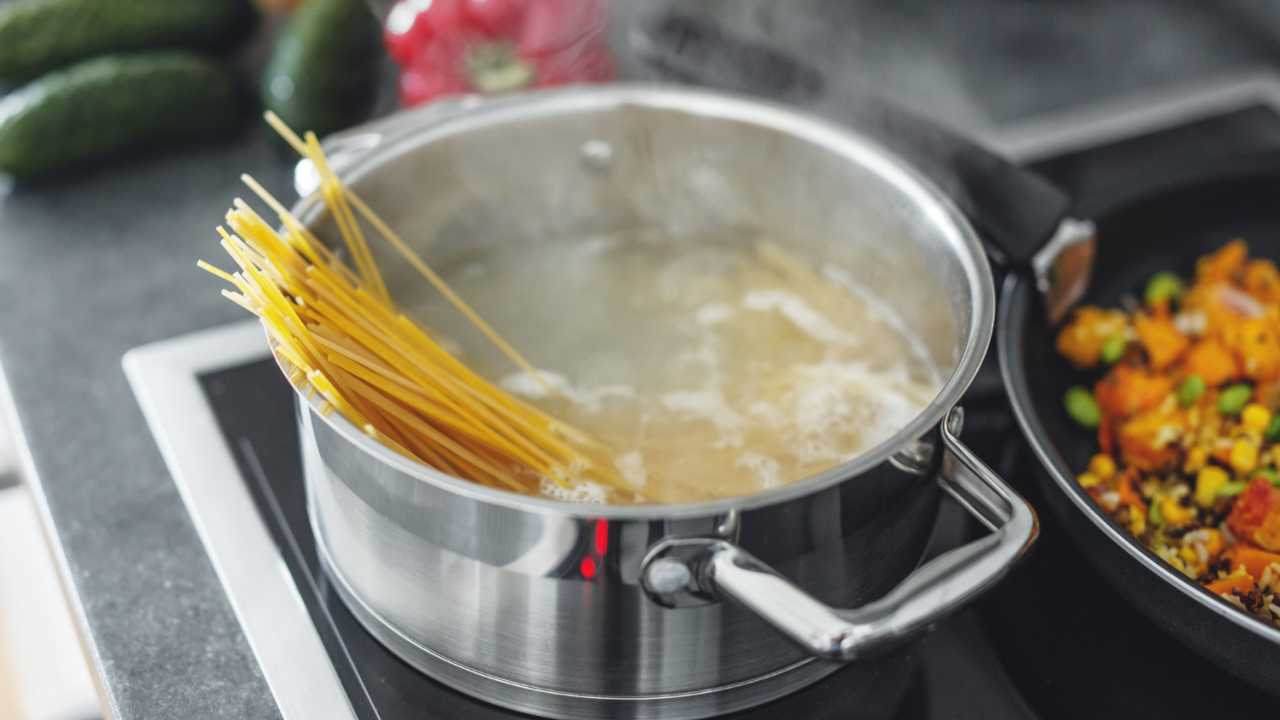 Acqua bollente della pasta