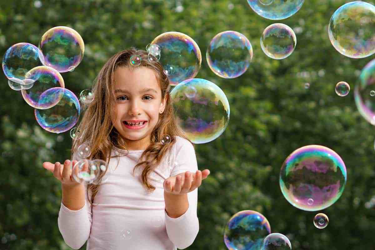 Bolle di sapone fai da te: ecco come si fanno 